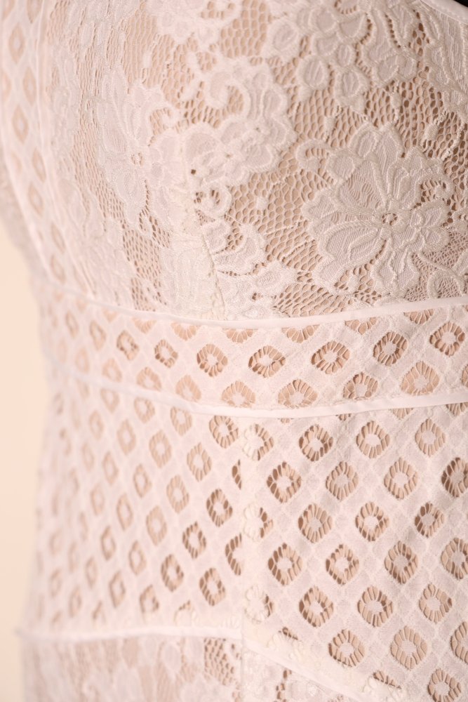 Second Hand Spitzenbrautkleid mit Rundhalsausschnitt und plissiertem Chiffonrock, beige - Dein Kleiderladen