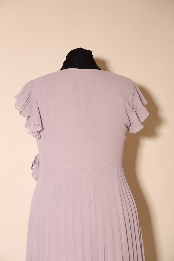 Second Hand Wickelkleid mit tiefem V - Ausschnitt und plissiertem Midirock, hellgrau - Dein Kleiderladen