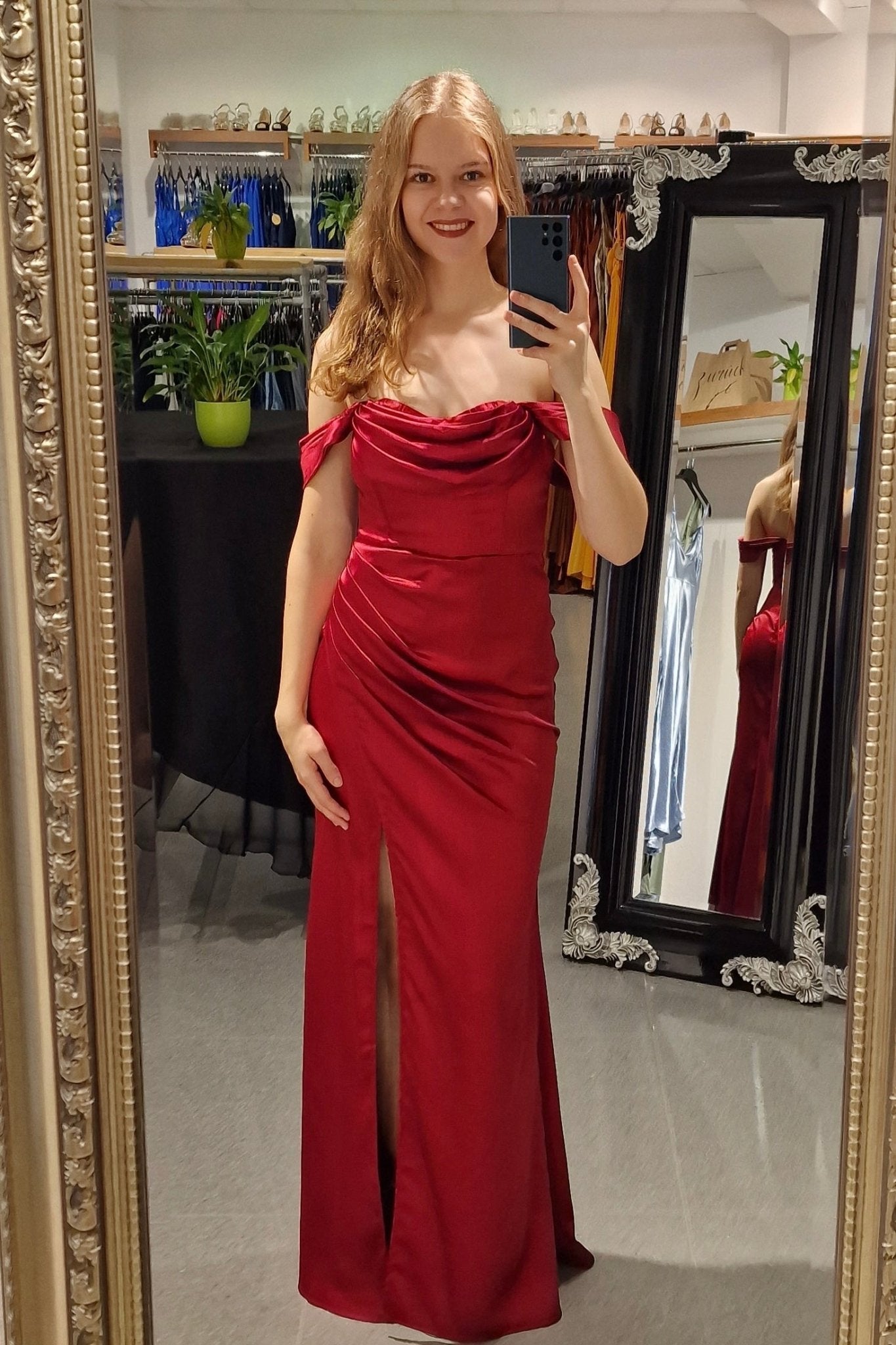 Ballkleid mit Schlitz und off shoulder Ausschnitt, bordeaux - Dein Kleiderladen