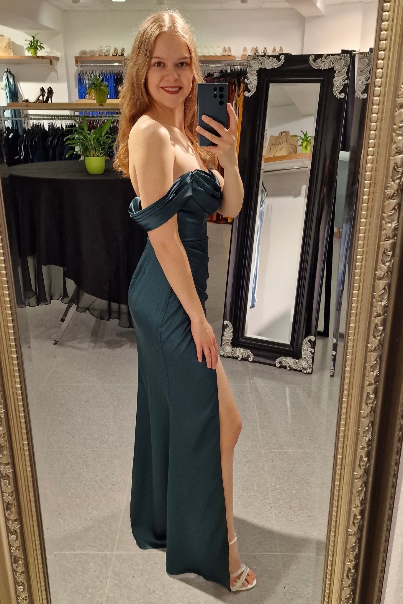 Ballkleid mit Schlitz und off shoulder Ausschnitt, dunkelgrün - Dein Kleiderladen