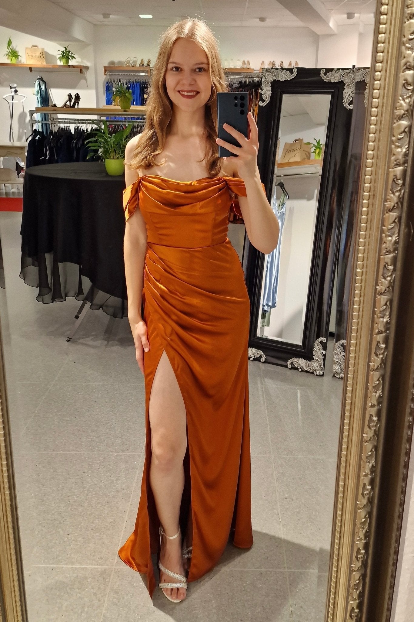 Ballkleid mit Schlitz und off shoulder Ausschnitt, terracotta - Dein Kleiderladen