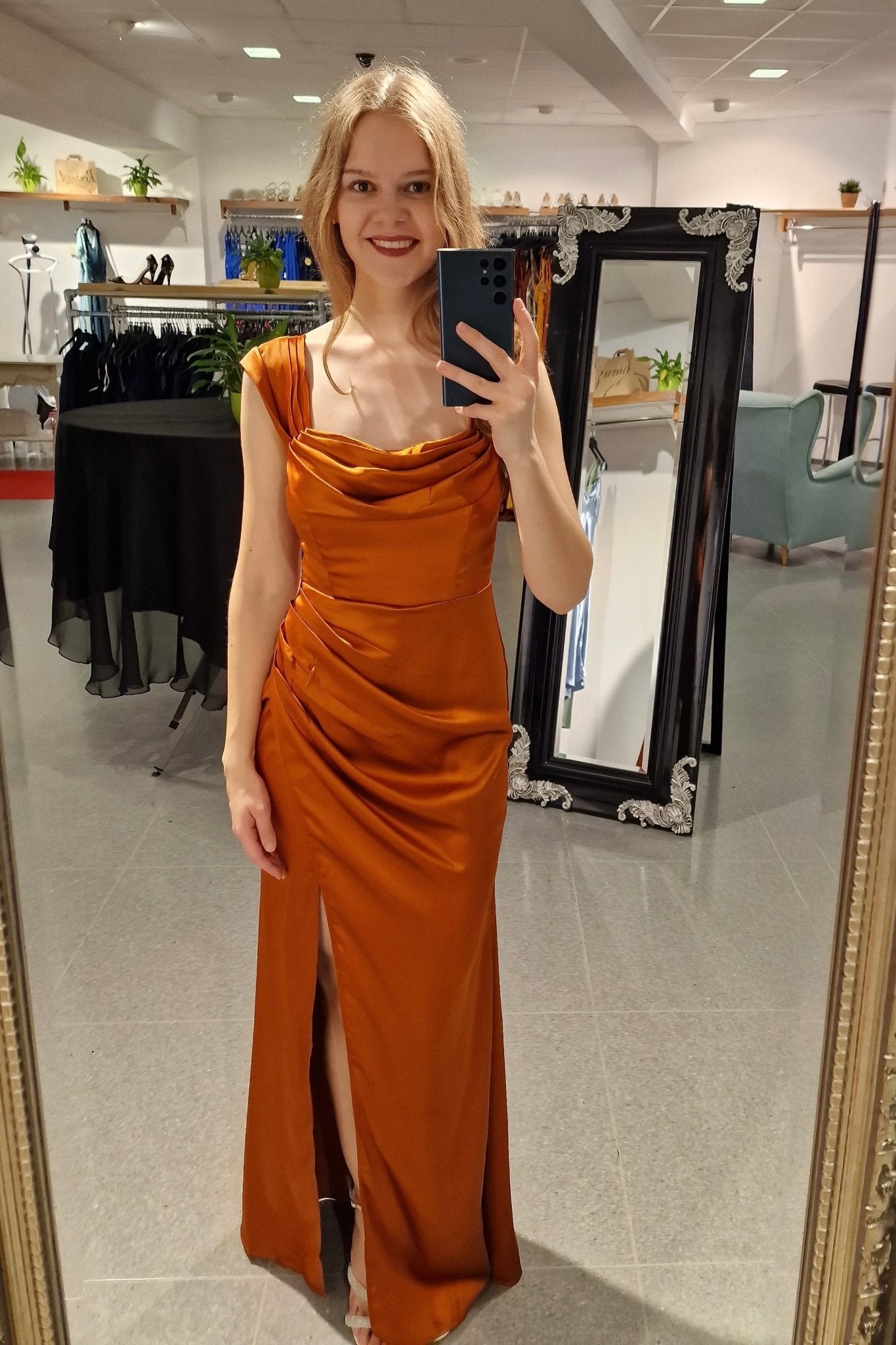 Ballkleid mit Schlitz und off shoulder Ausschnitt, terracotta - Dein Kleiderladen