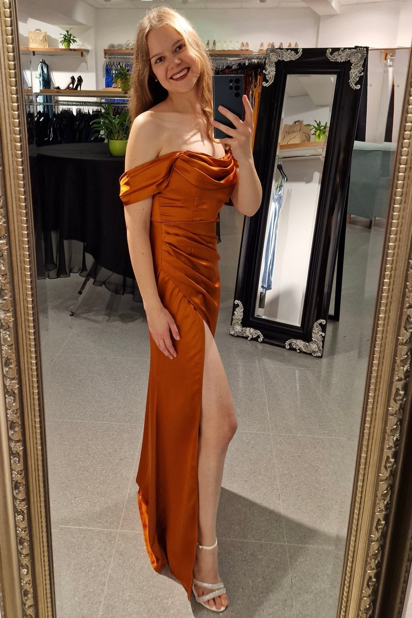 Ballkleid mit Schlitz und off shoulder Ausschnitt, terracotta - Dein Kleiderladen