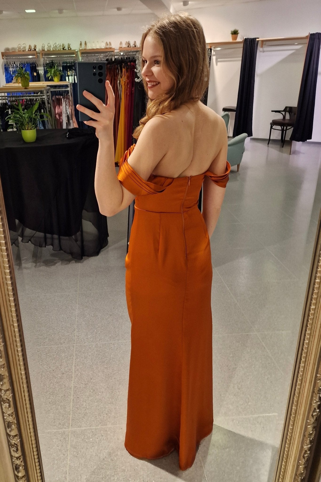 Ballkleid mit Schlitz und off shoulder Ausschnitt, terracotta - Dein Kleiderladen