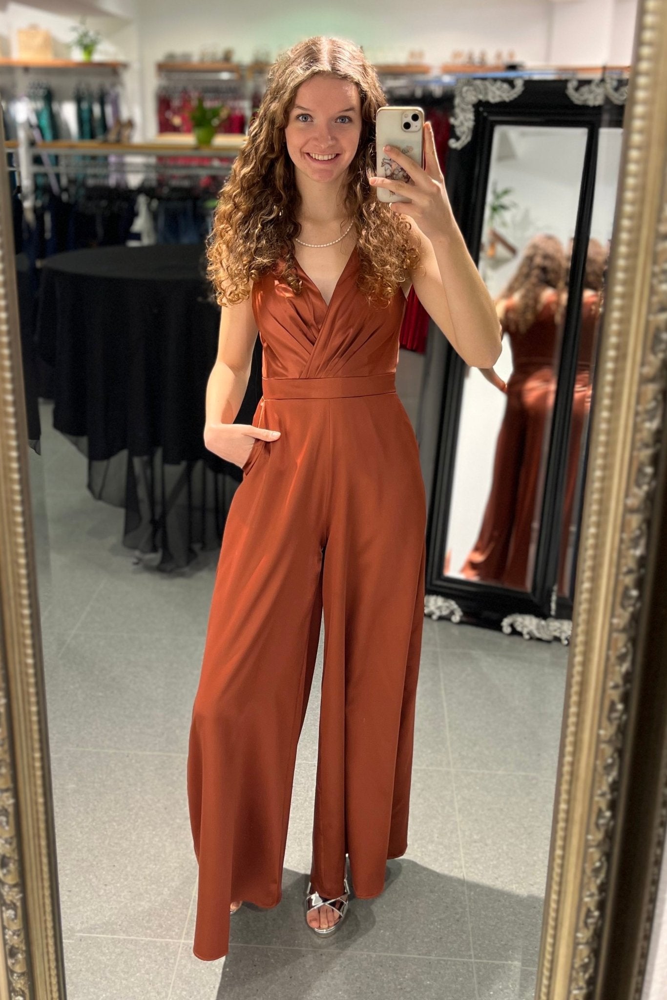 Besonders eleganter Satin-Jumpsuit terracotta - Dein Kleiderladen