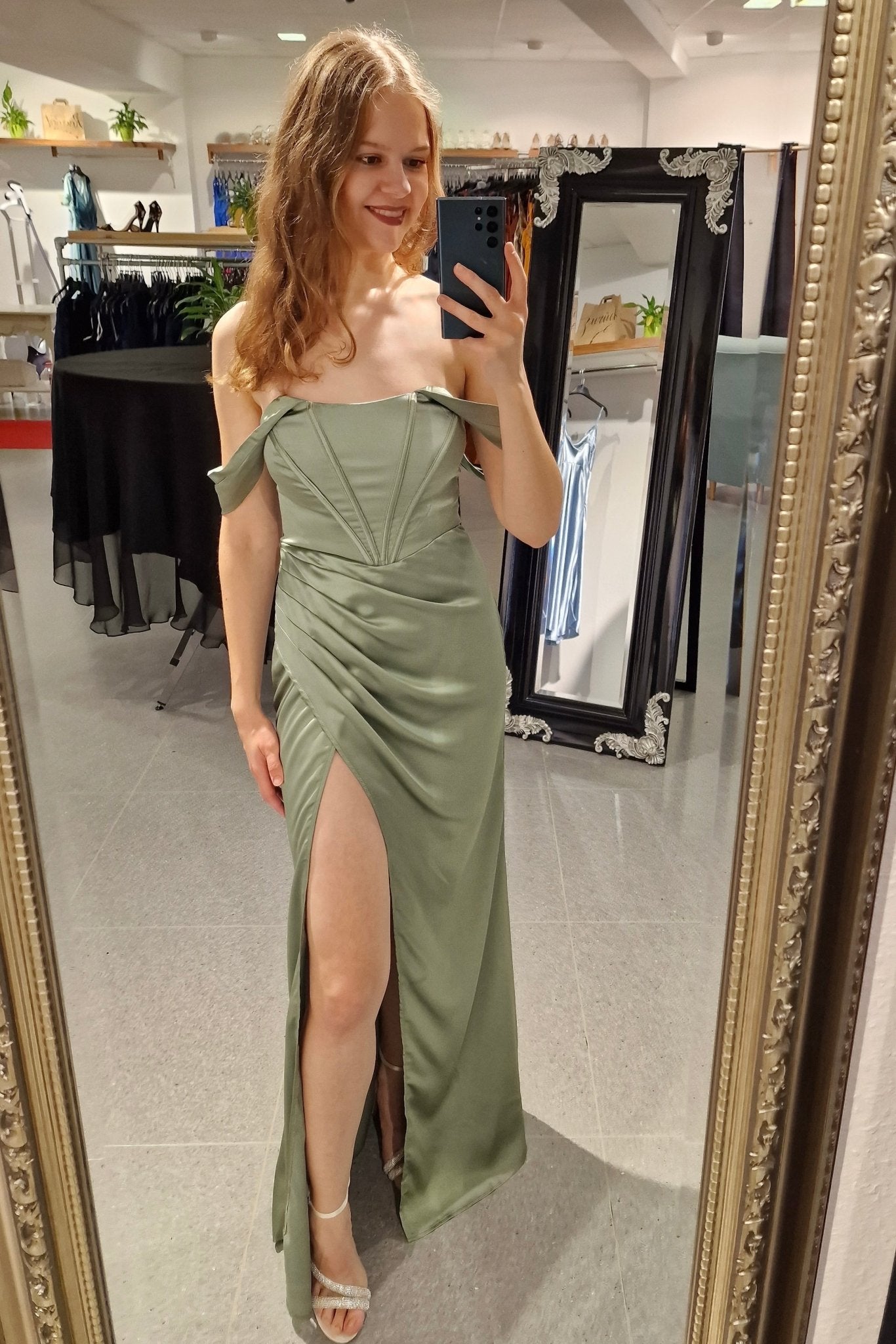Corsagen-Kleid mit Schlitz aus Satin mit off shoulder Ausschnitt, hellgrün - Dein Kleiderladen