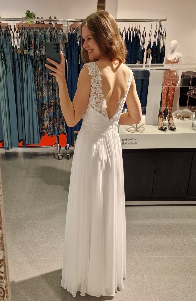 Feinbesticktes, elegantes Brautkleid - Dein Kleiderladen
