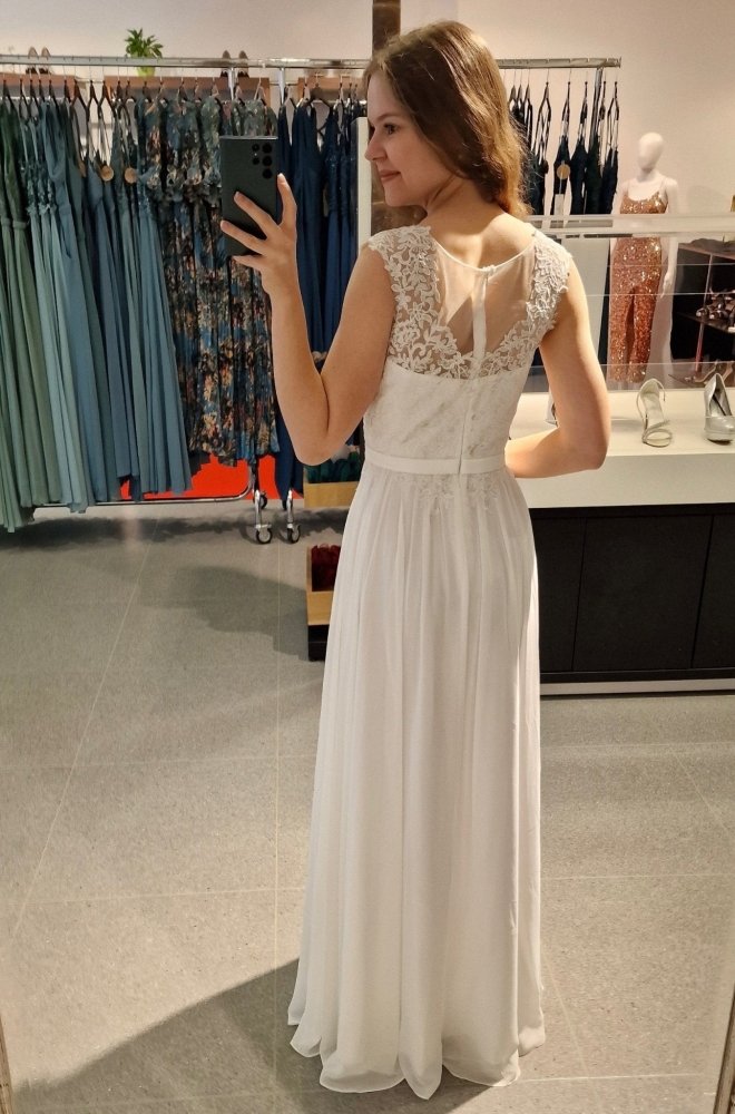 hochgeschlossenes mit Spitze besetztes Brautkleid - Dein Kleiderladen