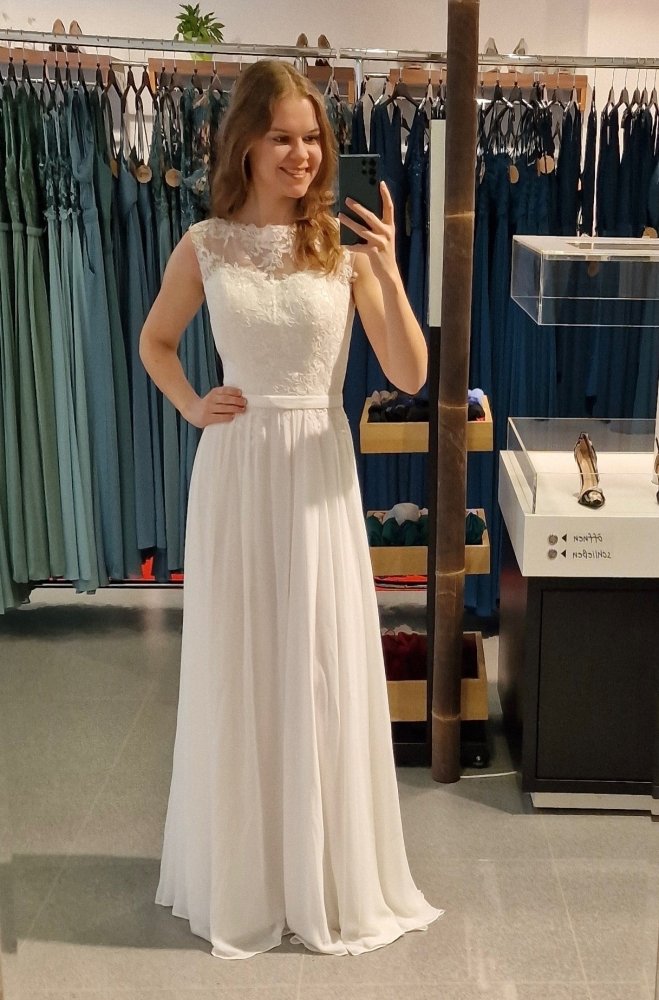 hochgeschlossenes mit Spitze besetztes Brautkleid - Dein Kleiderladen