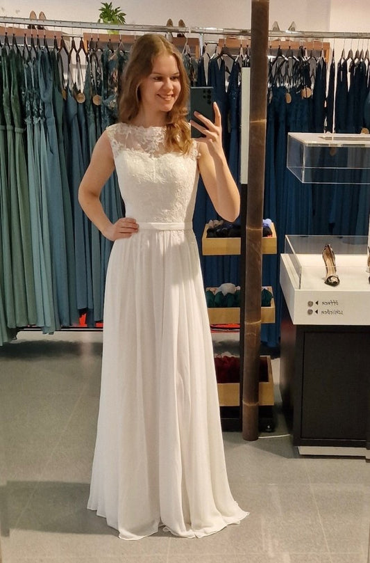 hochgeschlossenes mit Spitze besetztes Brautkleid - Dein Kleiderladen