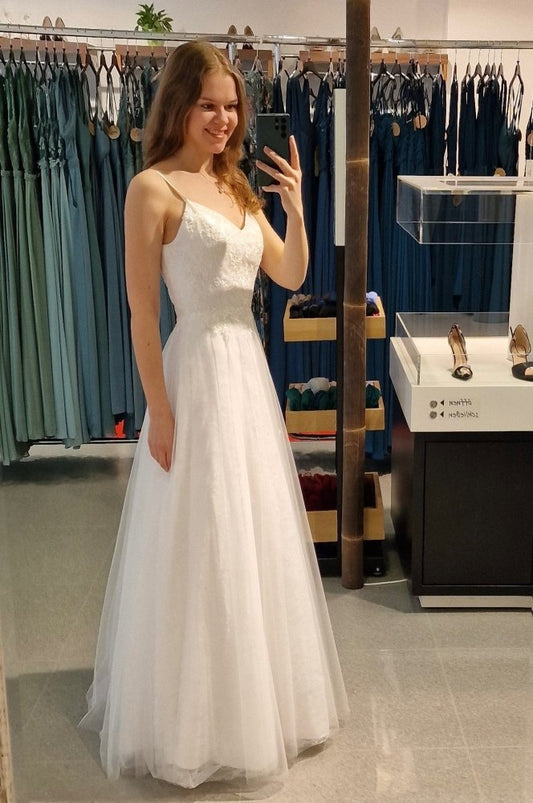 Klassisches Brautkleid mit V - Ausschnitt und Tüll - Dein Kleiderladen
