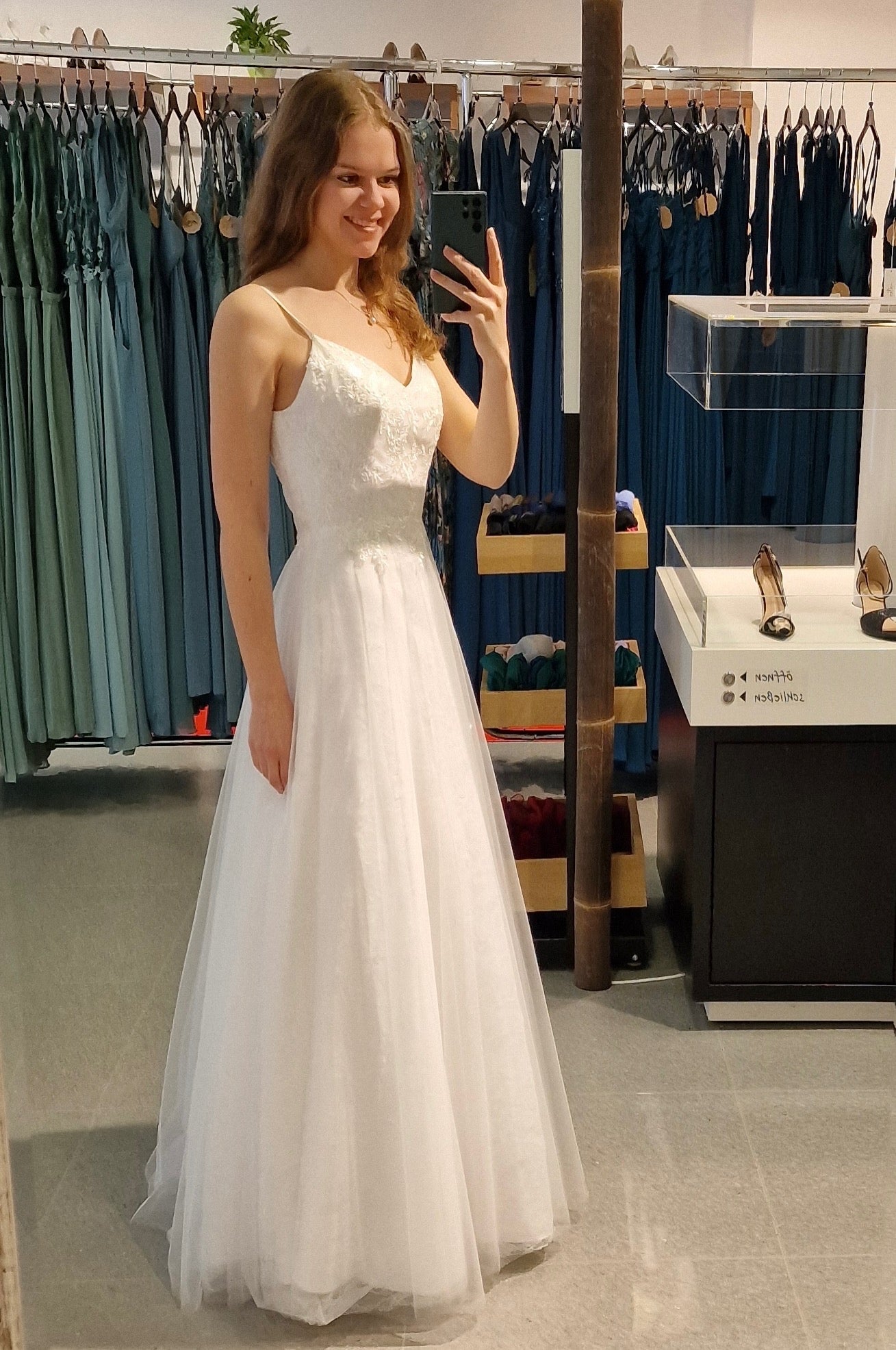 Klassisches Brautkleid mit V-Ausschnitt und Tüll - Dein Kleiderladen