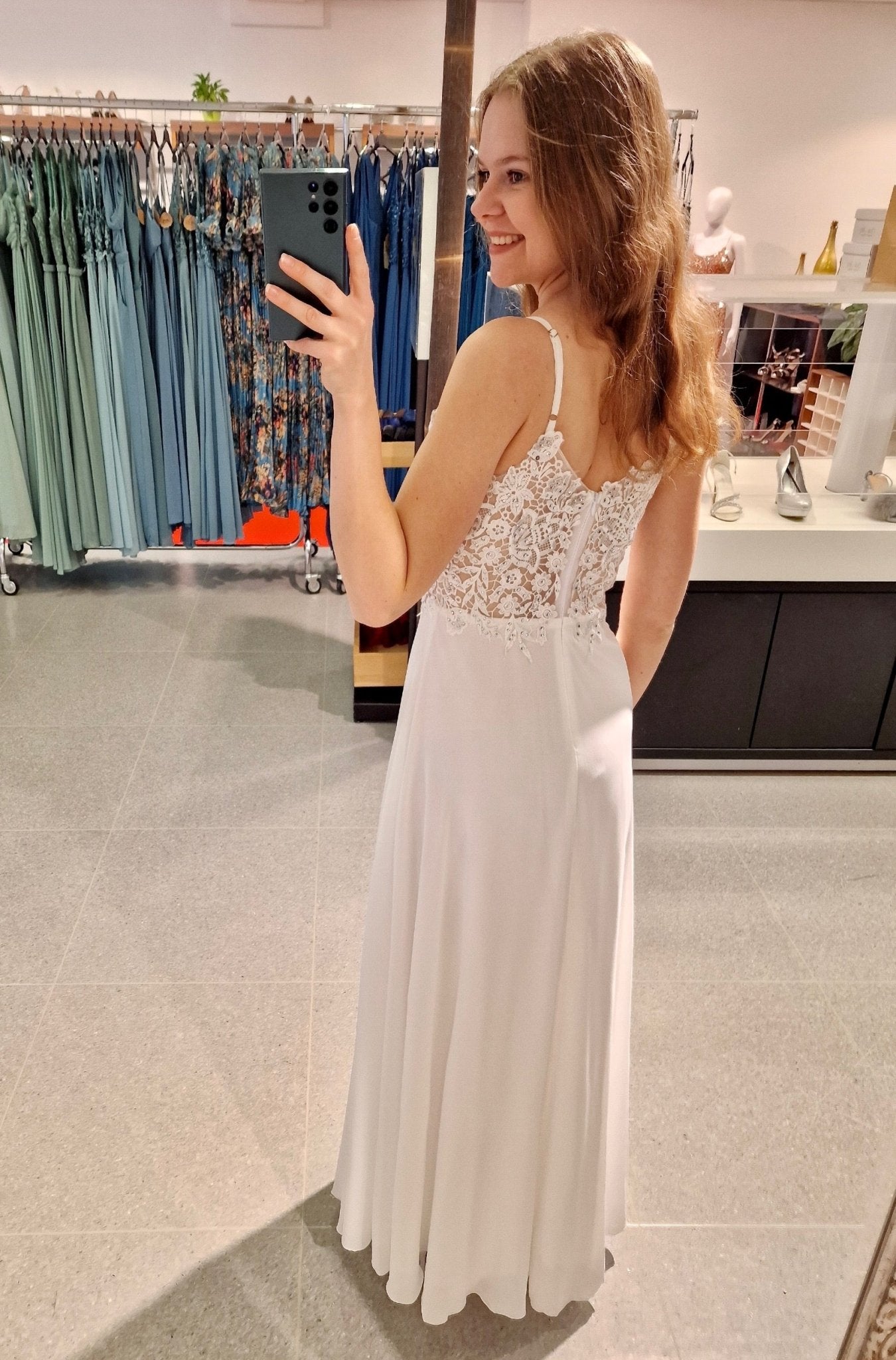 verspieltes Brautkleid mit ausgefallener Spitze - Dein Kleiderladen